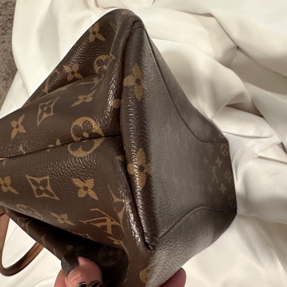 Louis Vuitton Rivoli MM - Picture 5 of 13